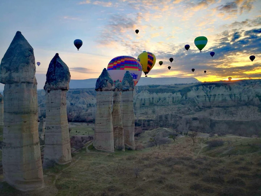 Zbor cu balonul în Cappadocia + Turul Roșu | Combinație clasică la răsărit în aceeași zi