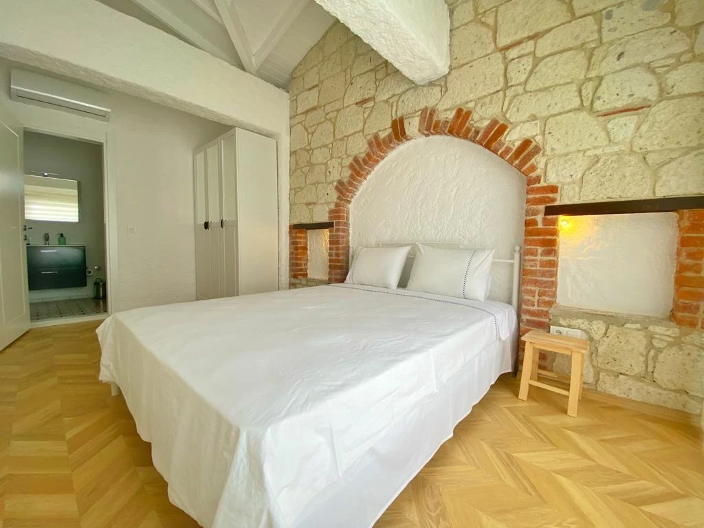 Alaçatı Çarşı içi 3 yatak odalı, havuzlu taş villa 1