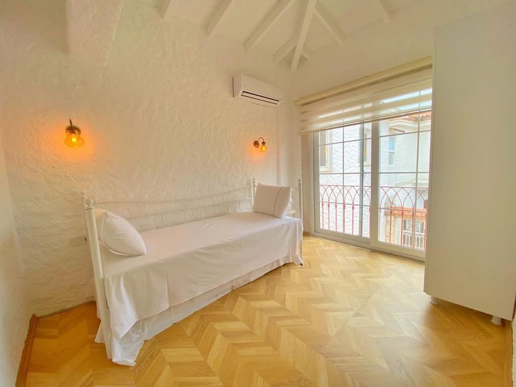 Alaçatı Çarşı içi 3 yatak odalı, havuzlu taş villa 1