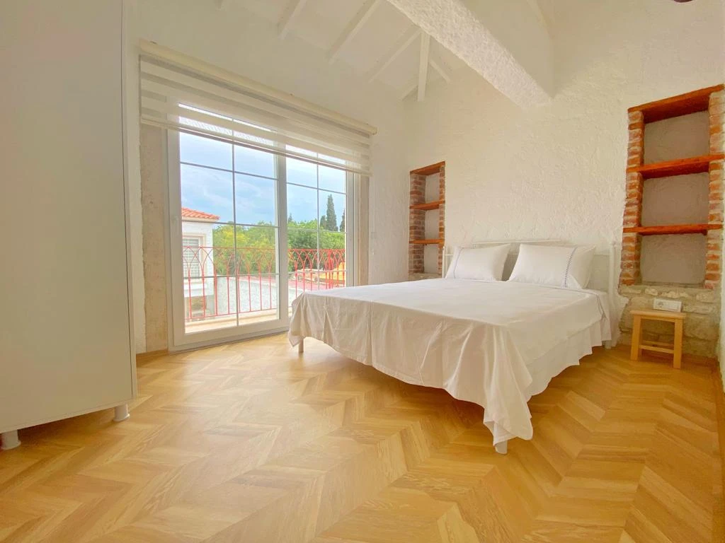 Alaçatı Çarşı içi 3 yatak odalı, havuzlu taş villa 1