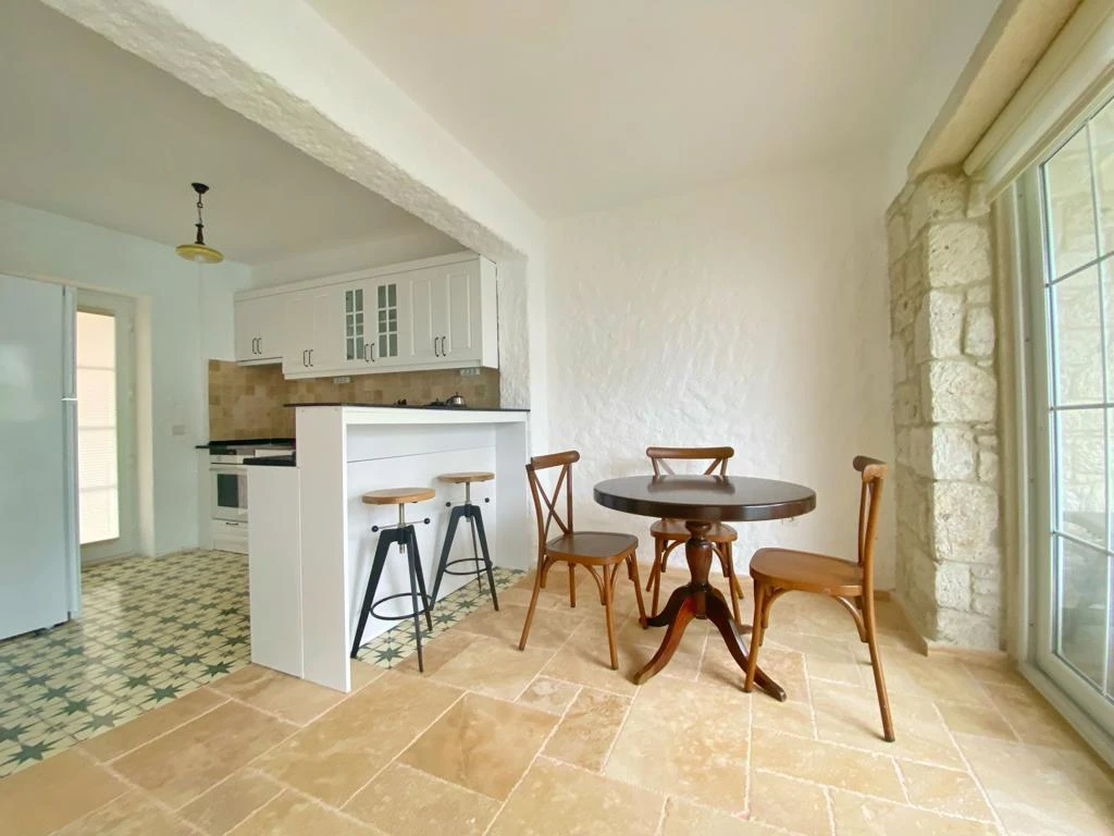 Alaçatı Çarşı içi 3 yatak odalı, havuzlu taş villa 1