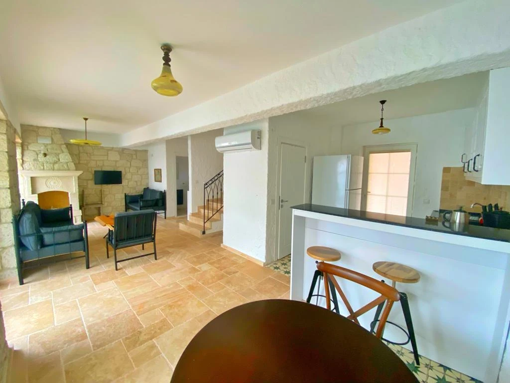 Alaçatı Çarşı içi 3 yatak odalı, havuzlu taş villa 1