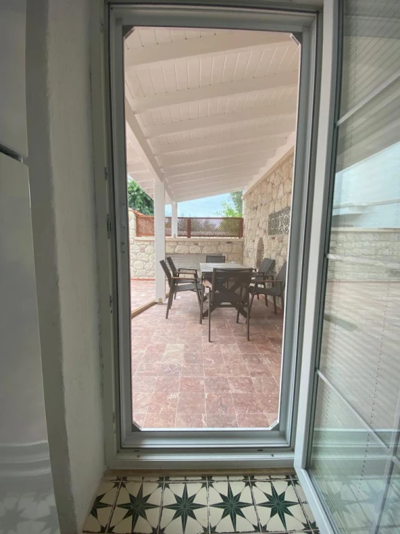 Alaçatı Çarşı içi 3 yatak odalı, havuzlu taş villa 1