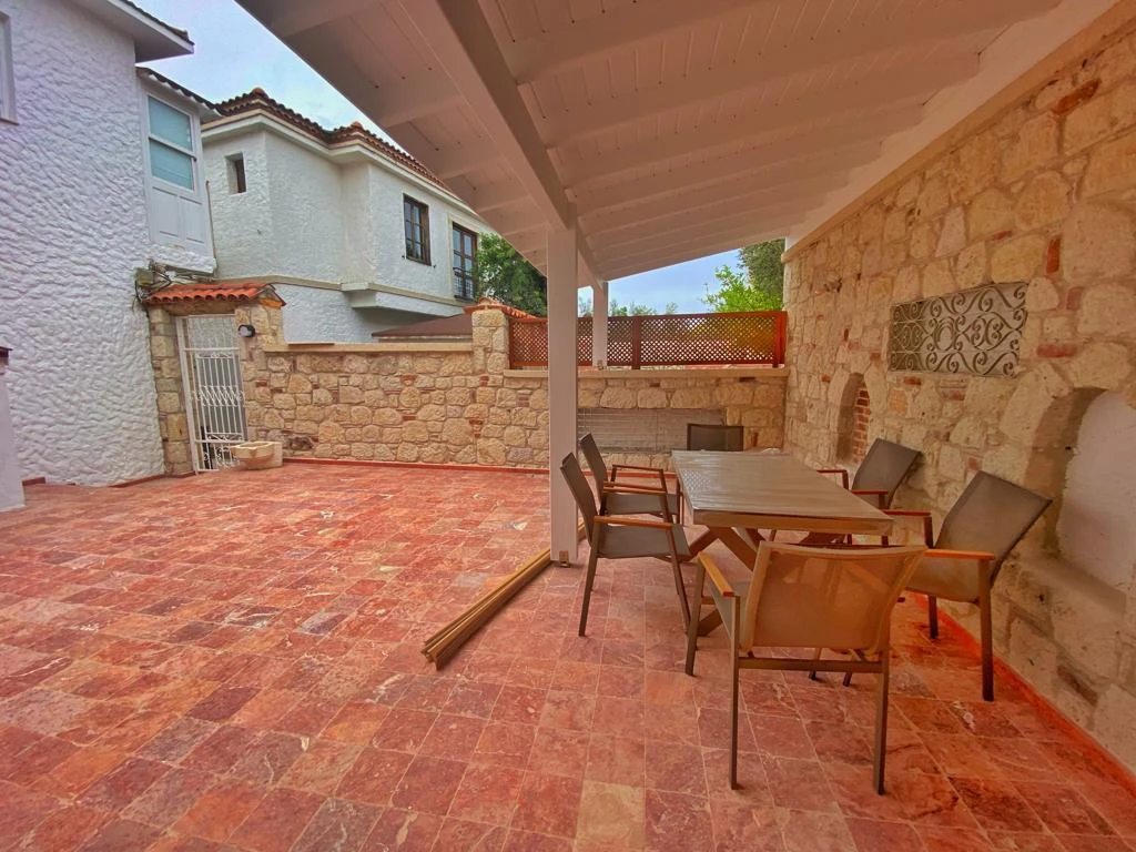Alaçatı Çarşı içi 3 yatak odalı, havuzlu taş villa 1