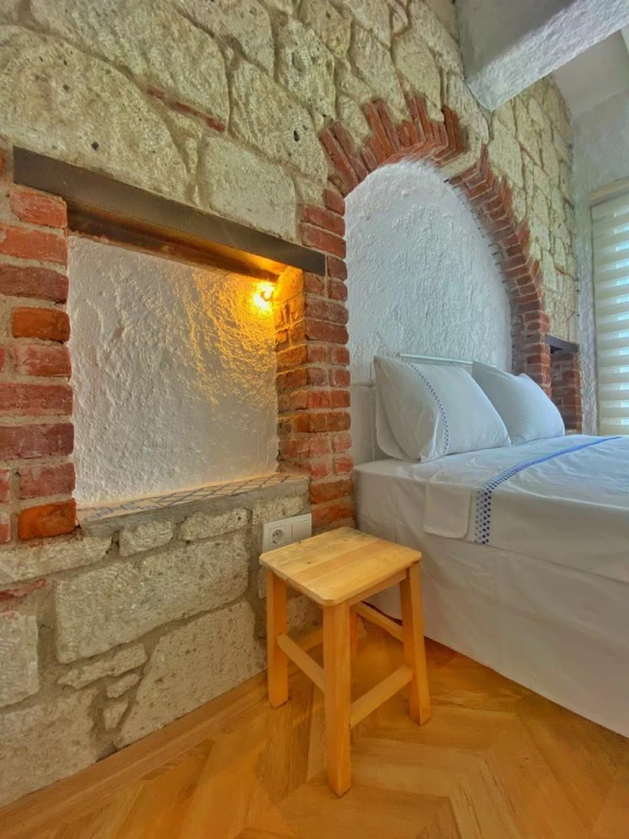 Alaçatı Çarşı içi 3 yatak odalı, havuzlu taş villa 1