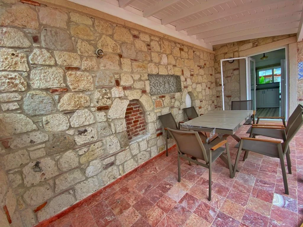 Alaçatı Çarşı içi 3 yatak odalı, havuzlu taş villa 1