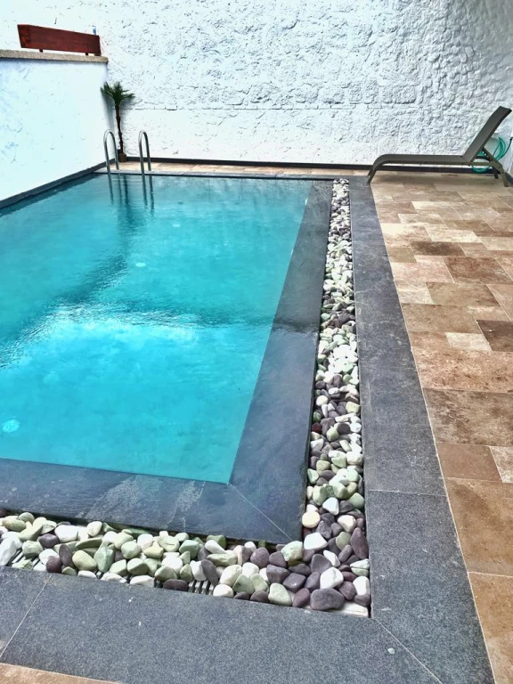 Alaçatı Çarşı içi 3 yatak odalı, havuzlu taş villa 1