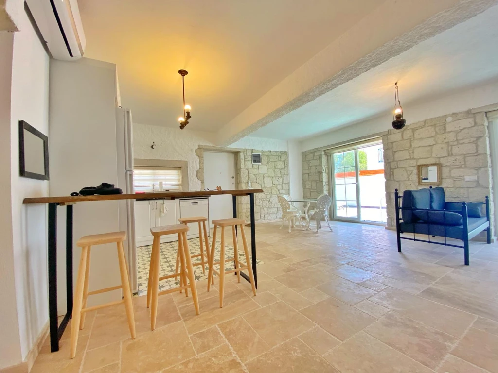 Alaçatı Çarşı içi 3 yatak odalı, havuzlu taş villa 2