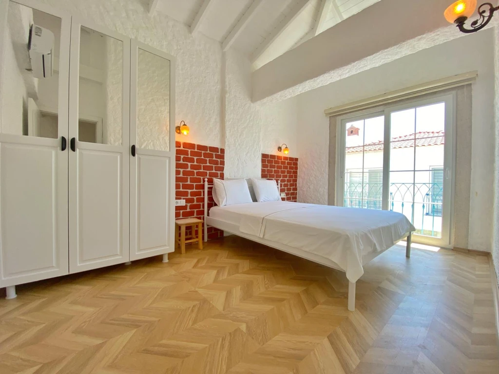 Alaçatı Çarşı içi 3 yatak odalı, havuzlu taş villa 2