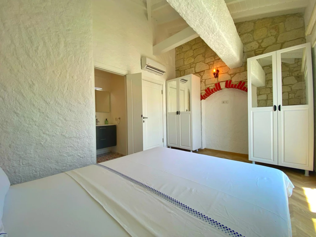 Alaçatı Çarşı içi 3 yatak odalı, havuzlu taş villa 2