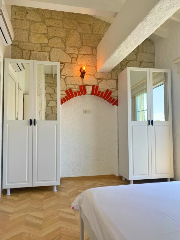 Alaçatı Çarşı içi 3 yatak odalı, havuzlu taş villa 2