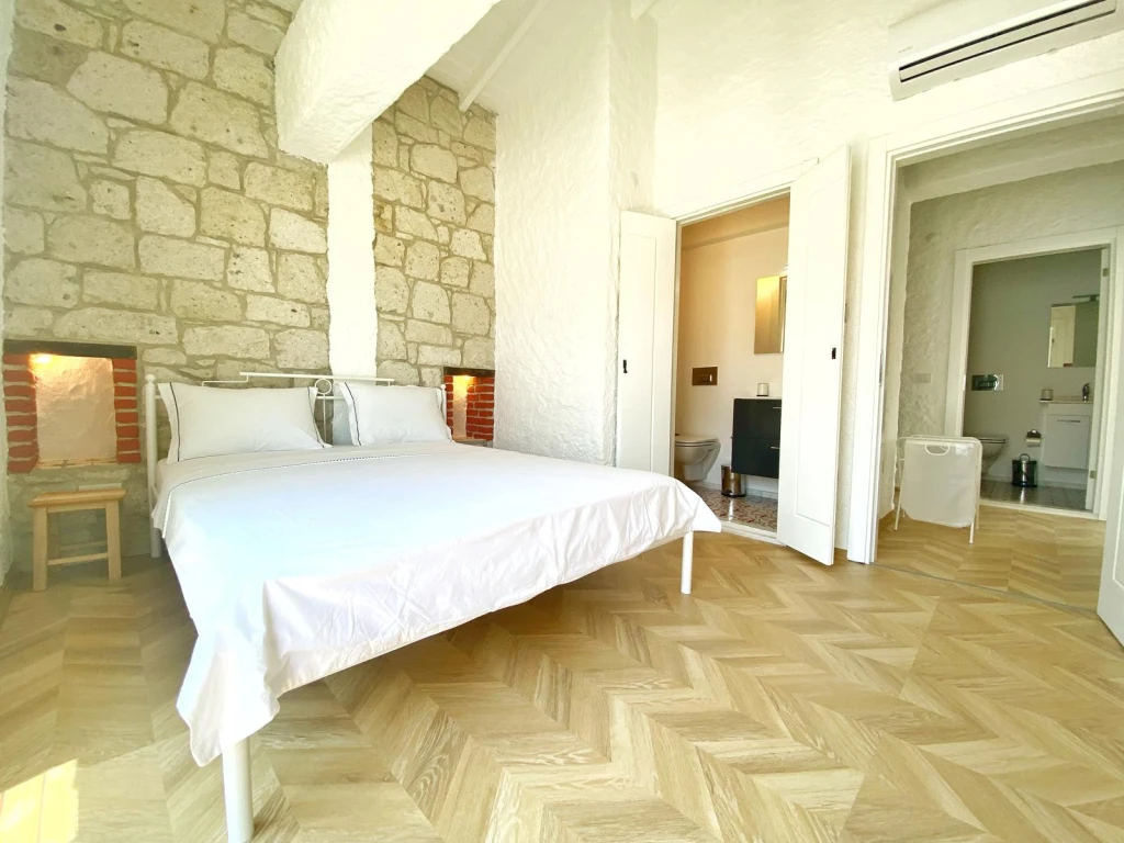 Alaçatı Çarşı içi 3 yatak odalı, havuzlu taş villa 2