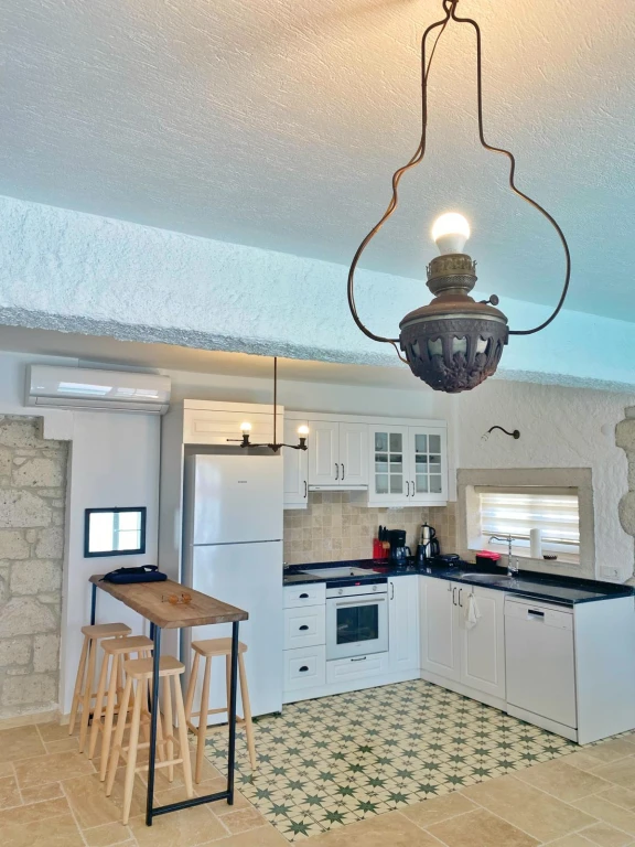 Alaçatı Çarşı içi 3 yatak odalı, havuzlu taş villa 2