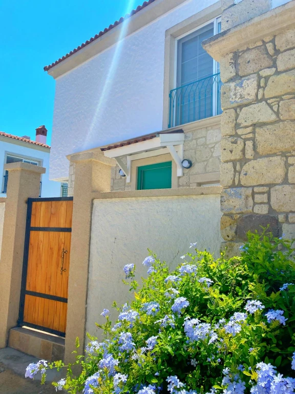 Alaçatı Çarşı içi 3 yatak odalı, havuzlu taş villa 2