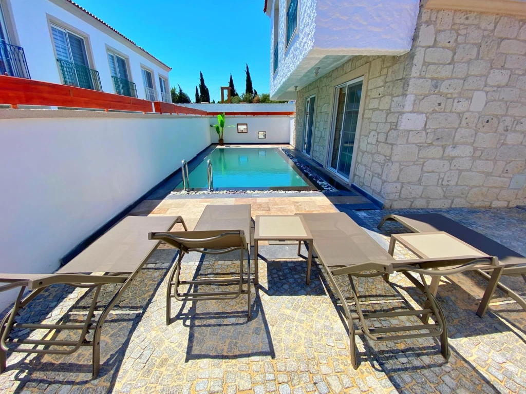 Alaçatı Çarşı içi 3 yatak odalı, havuzlu taş villa 2