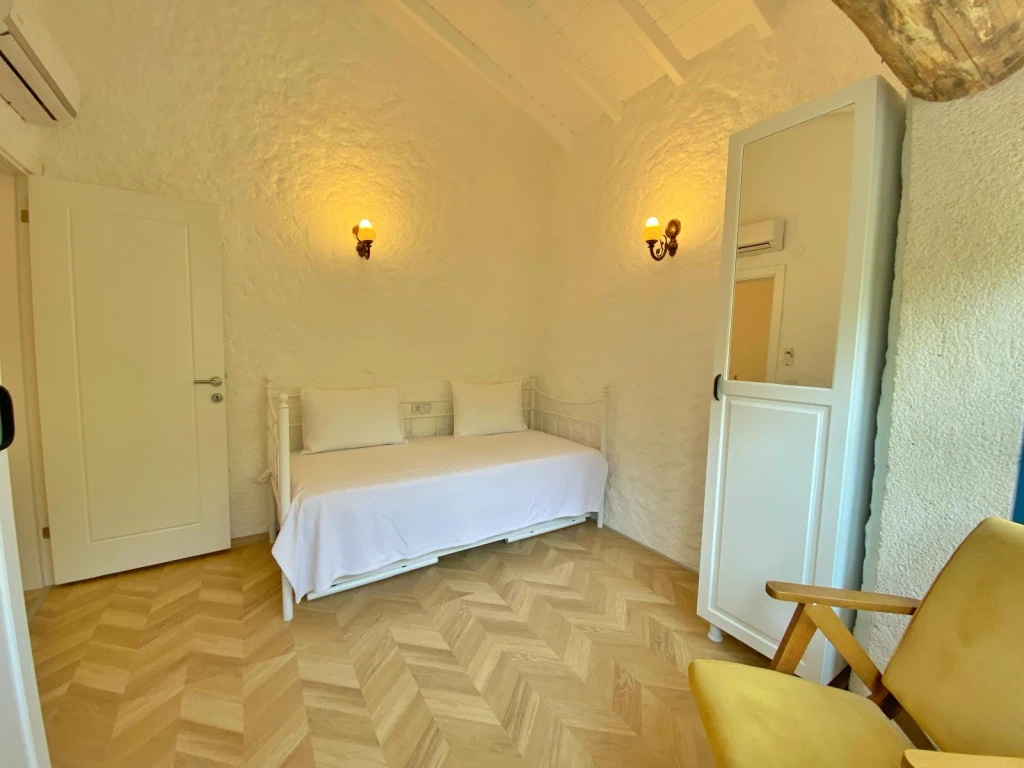 Alaçatı Çarşı içi 3 yatak odalı, havuzlu taş villa 3