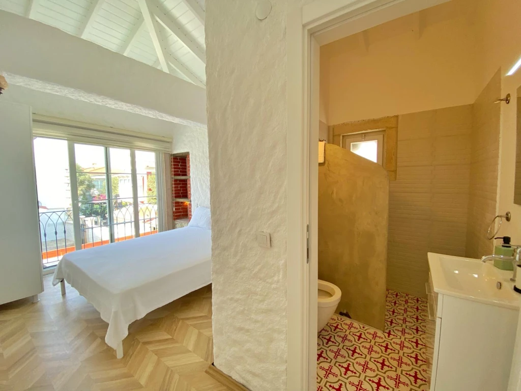 Alaçatı Çarşı içi 3 yatak odalı, havuzlu taş villa 3