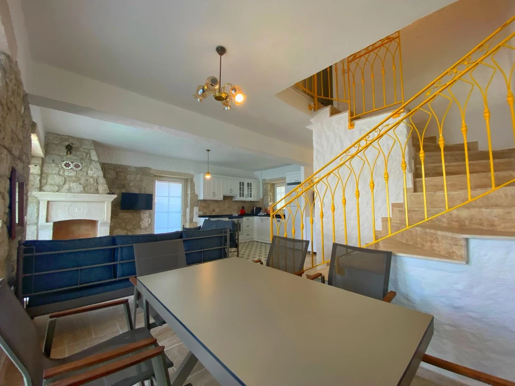 Alaçatı Çarşı içi 3 yatak odalı, havuzlu taş villa 3