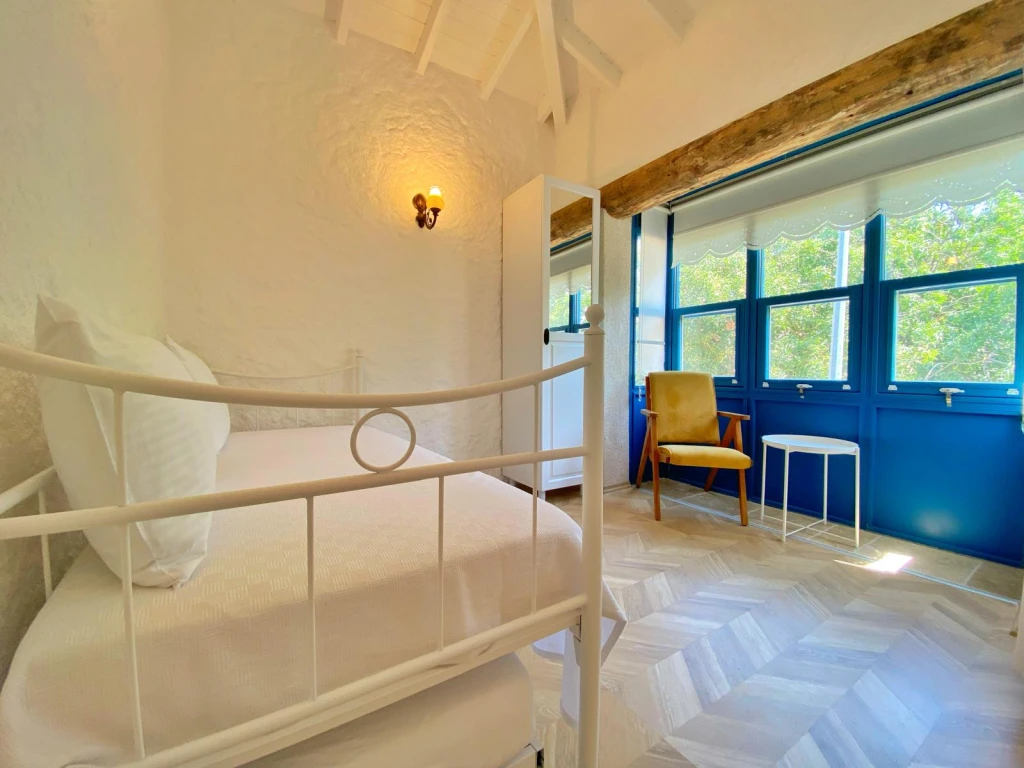 Alaçatı Çarşı içi 3 yatak odalı, havuzlu taş villa 3