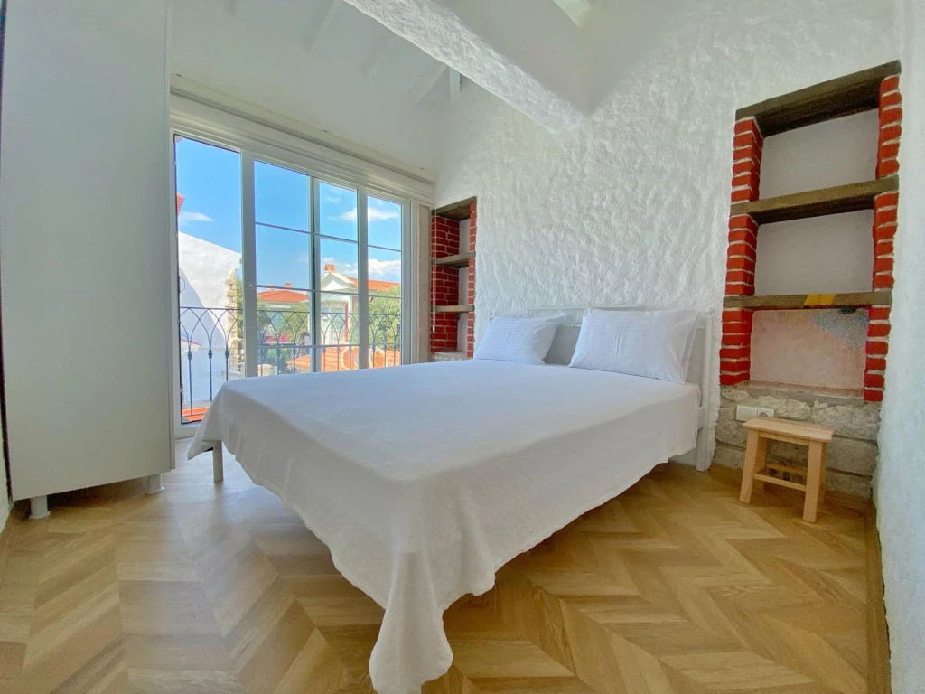 Alaçatı Çarşı içi 3 yatak odalı, havuzlu taş villa 3