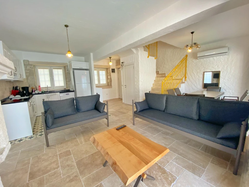 Alaçatı Çarşı içi 3 yatak odalı, havuzlu taş villa 3