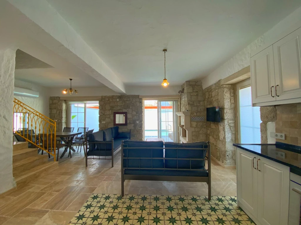 Alaçatı Çarşı içi 3 yatak odalı, havuzlu taş villa 3