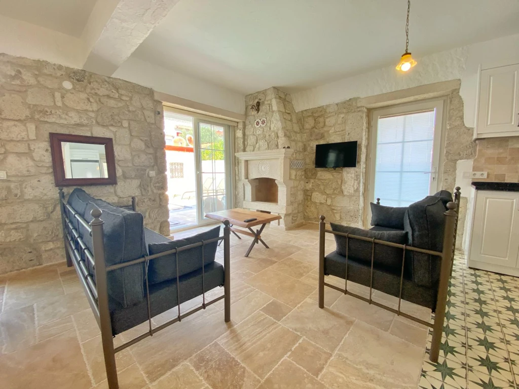 Alaçatı Çarşı içi 3 yatak odalı, havuzlu taş villa 3