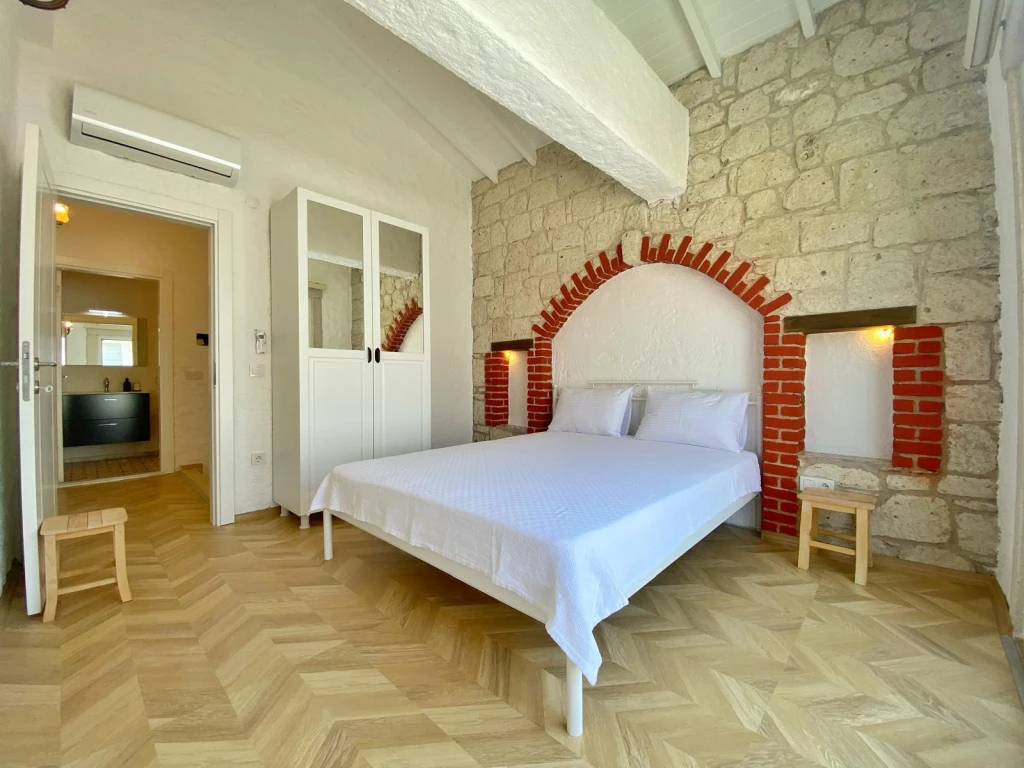 Alaçatı Çarşı içi 3 yatak odalı, havuzlu taş villa 3