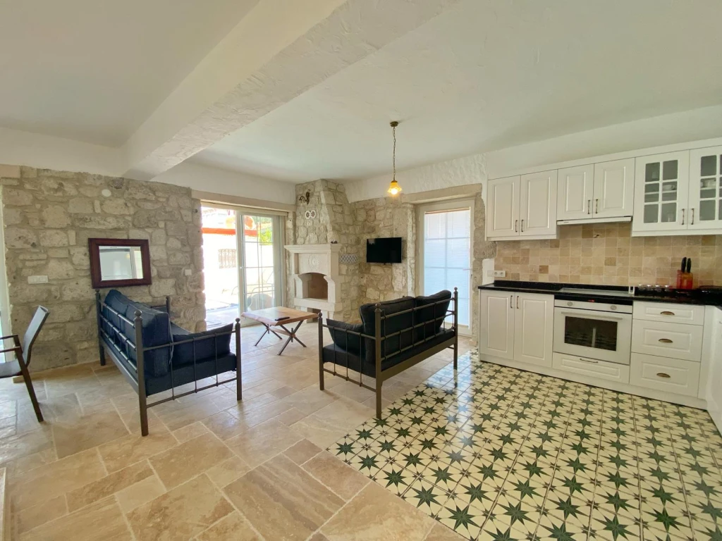 Alaçatı Çarşı içi 3 yatak odalı, havuzlu taş villa 3