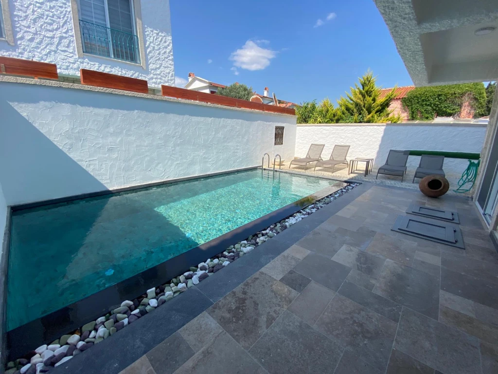 Alaçatı Çarşı içi 3 yatak odalı, havuzlu taş villa 3