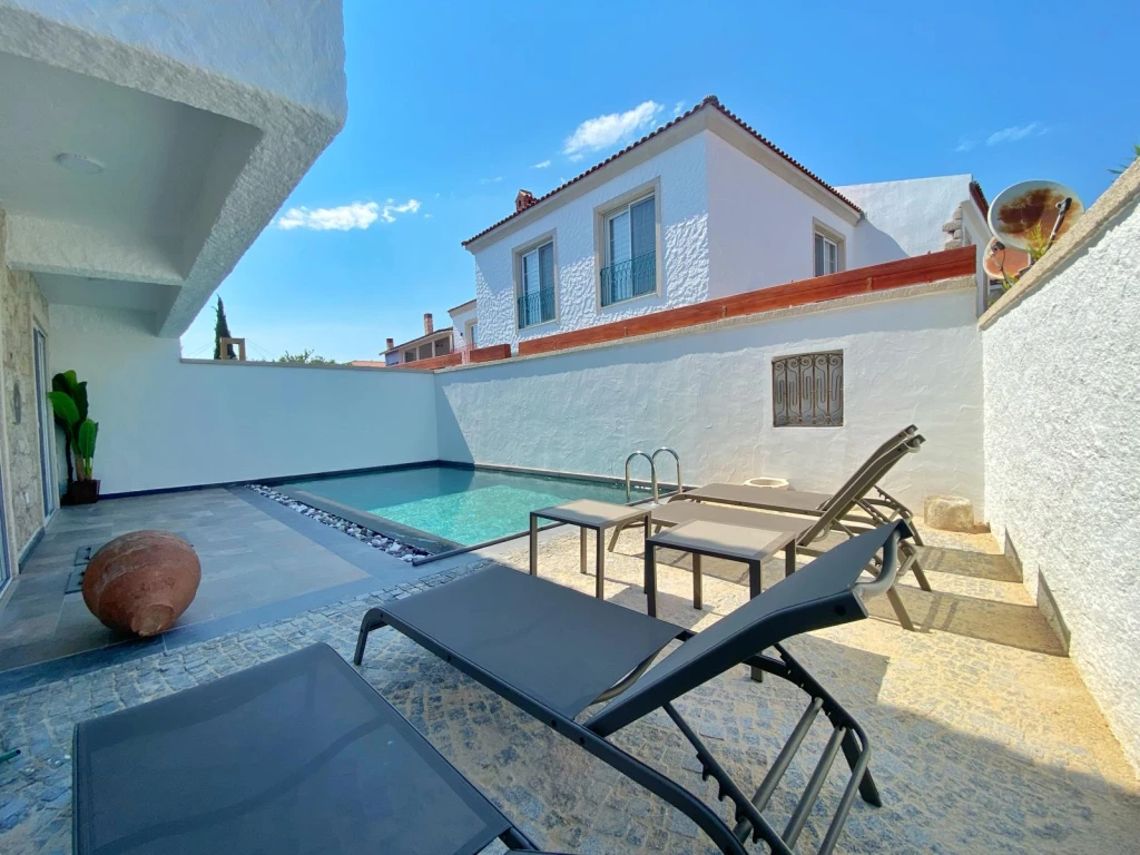 Alaçatı Çarşı içi 3 yatak odalı, havuzlu taş villa 3