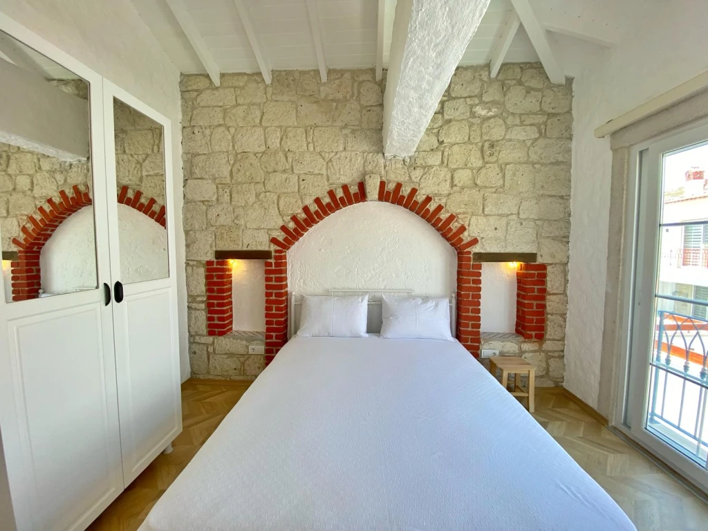 Alaçatı Çarşı içi 3 yatak odalı, havuzlu taş villa 3