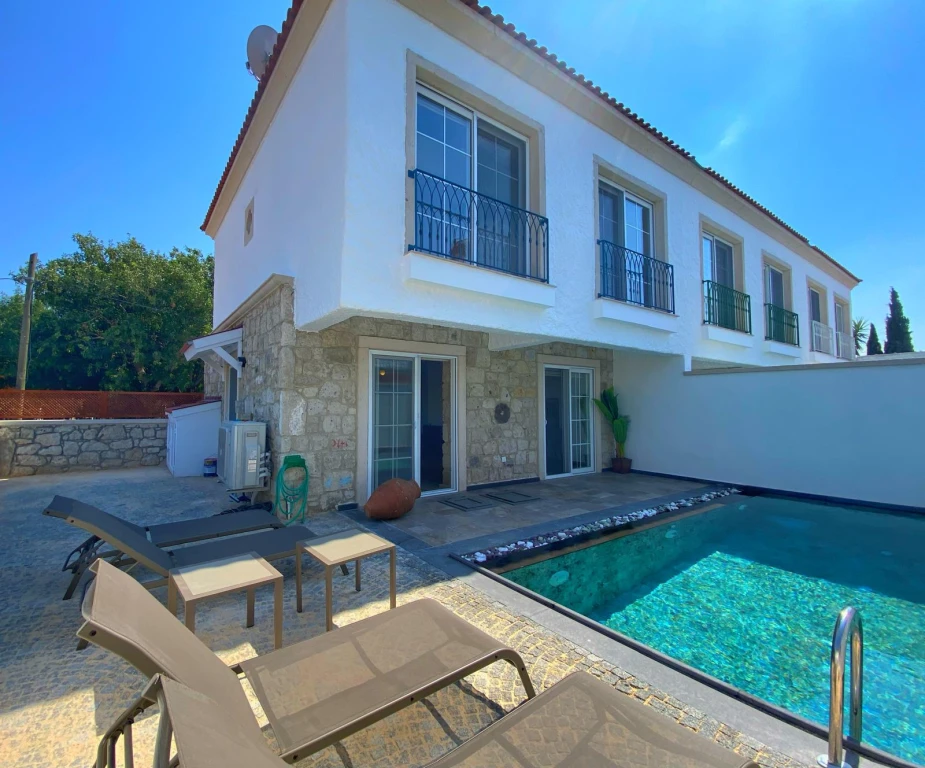 Alaçatı Çarşı içi 3 yatak odalı, havuzlu taş villa 3
