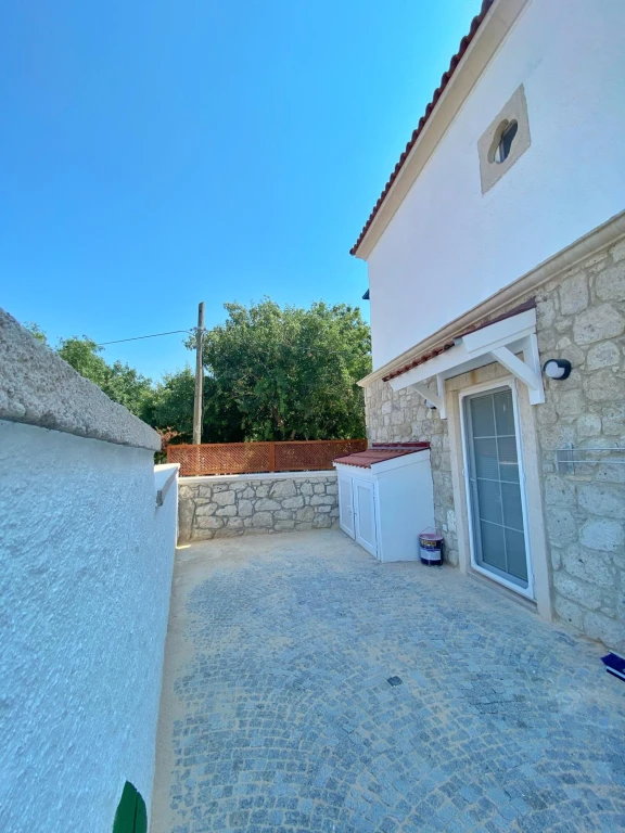 Alaçatı Çarşı içi 3 yatak odalı, havuzlu taş villa 3