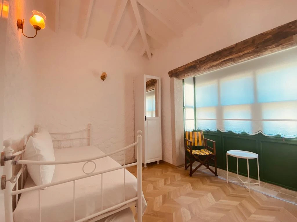 Alaçatı Çarşı içi 3 yatak odalı, havuzlu taş villa 4