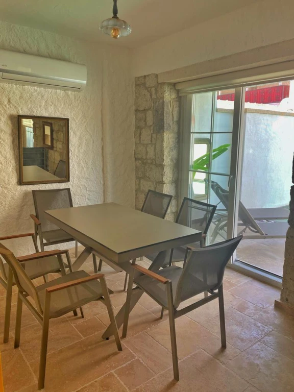 Alaçatı Çarşı içi 3 yatak odalı, havuzlu taş villa 4