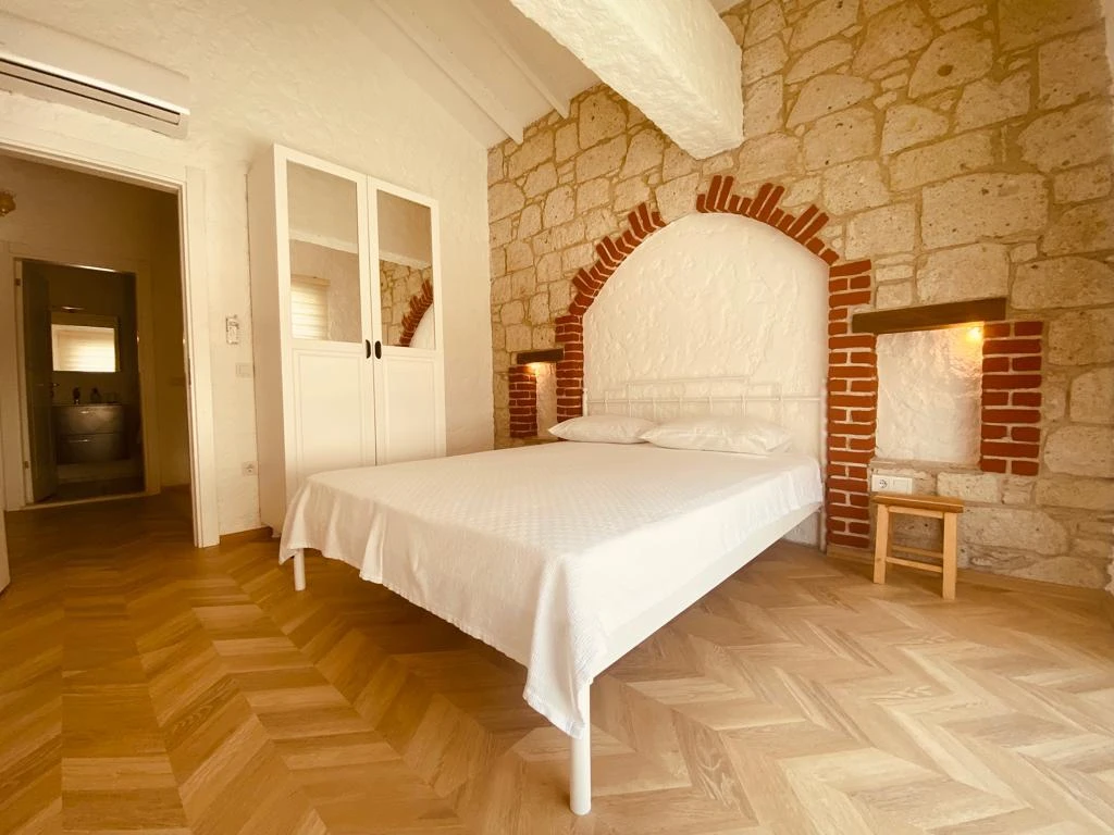 Alaçatı Çarşı içi 3 yatak odalı, havuzlu taş villa 4
