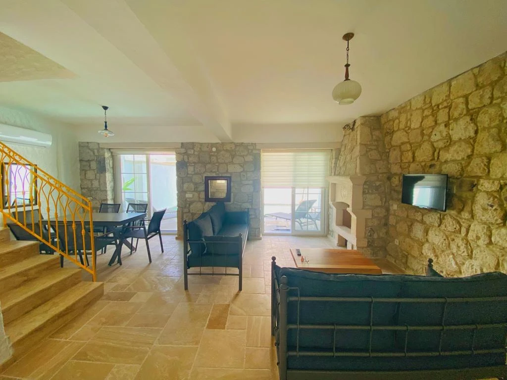 Alaçatı Çarşı içi 3 yatak odalı, havuzlu taş villa 4