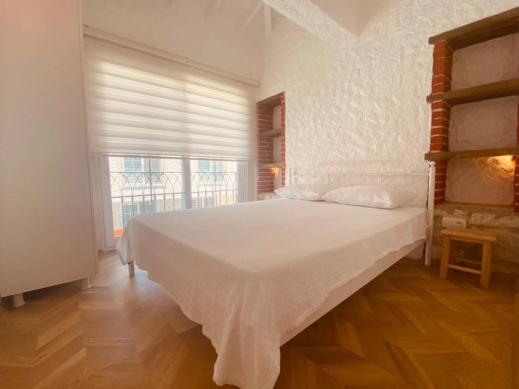 Alaçatı Çarşı içi 3 yatak odalı, havuzlu taş villa 4