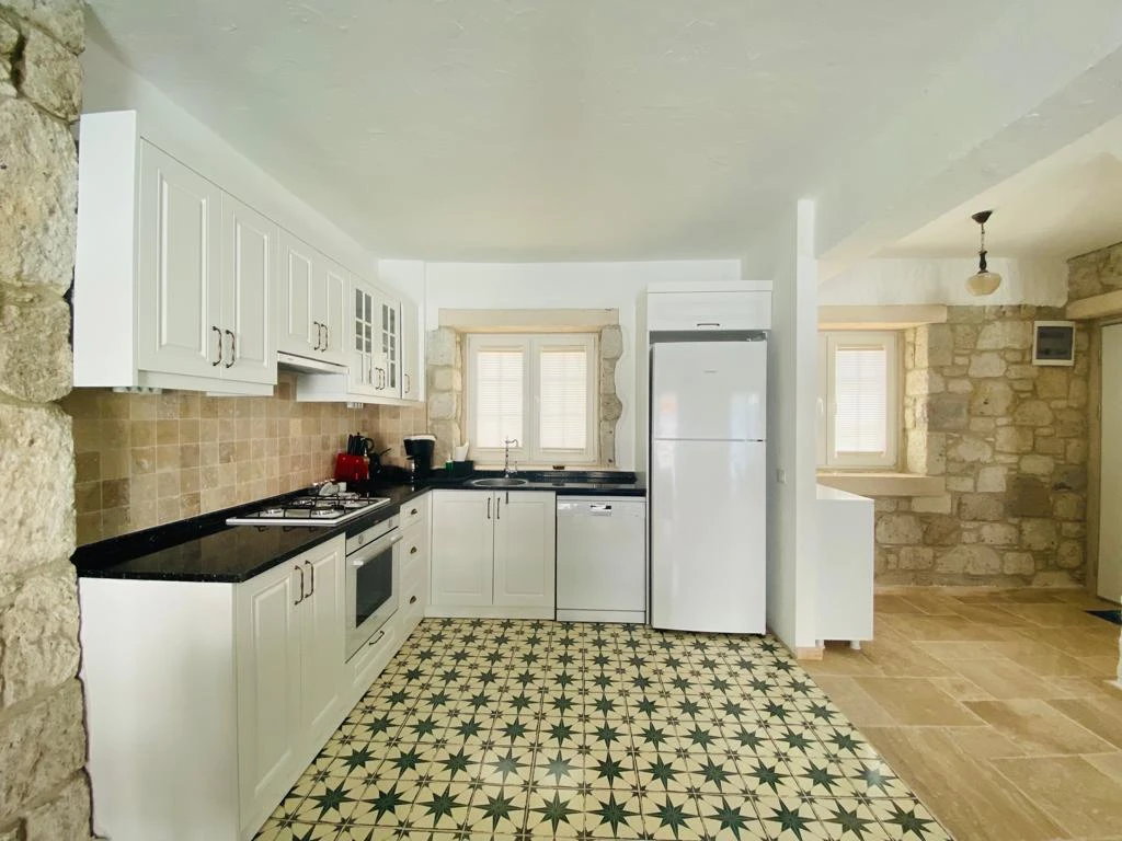 Alaçatı Çarşı içi 3 yatak odalı, havuzlu taş villa 4