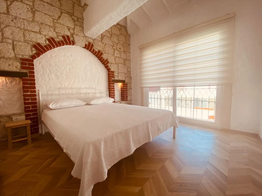 Alaçatı Çarşı içi 3 yatak odalı, havuzlu taş villa 4