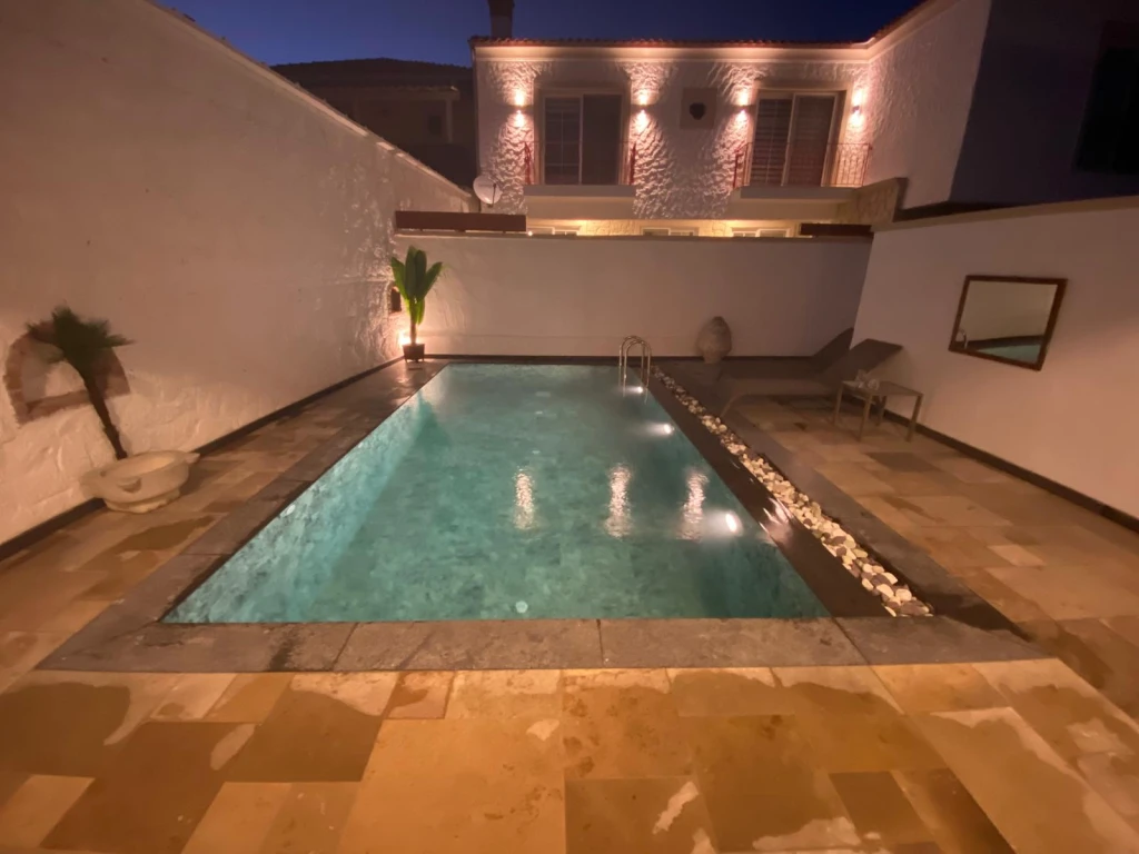 Alaçatı Çarşı içi 3 yatak odalı, havuzlu taş villa 5