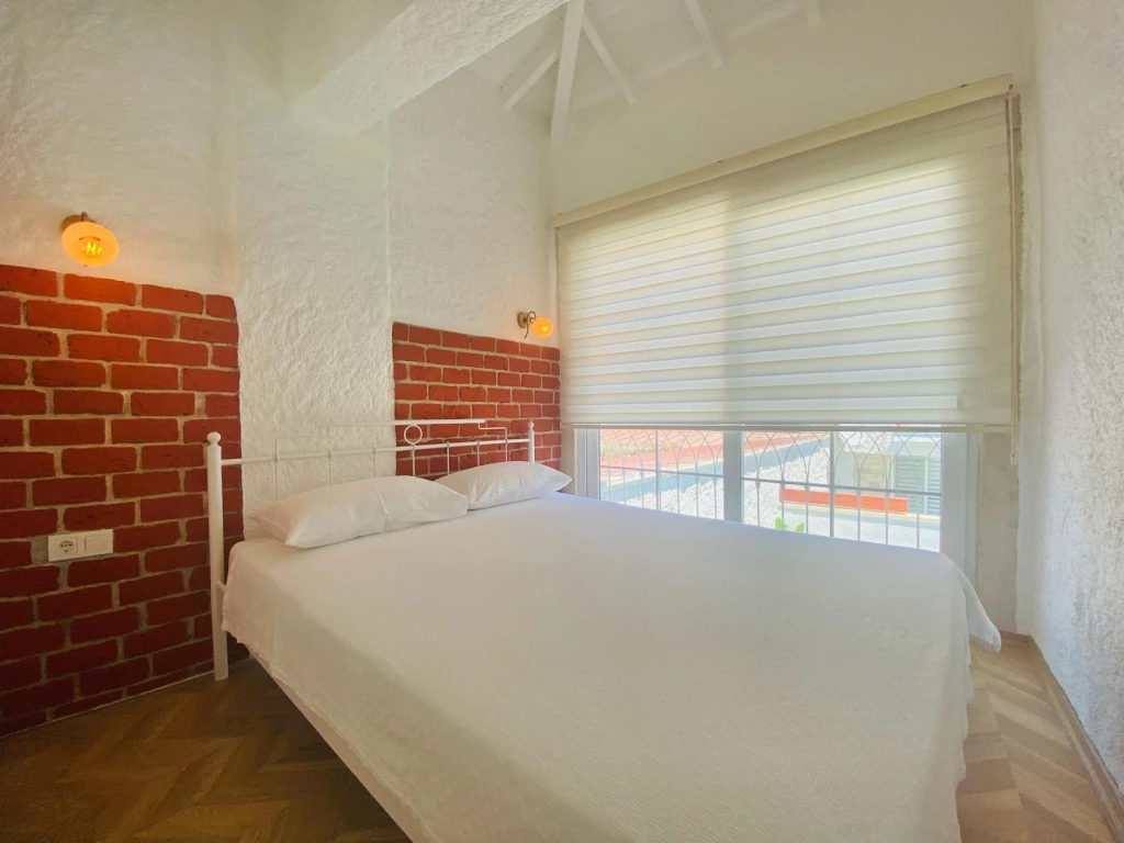 Alaçatı Çarşı içi 3 yatak odalı, havuzlu taş villa 5