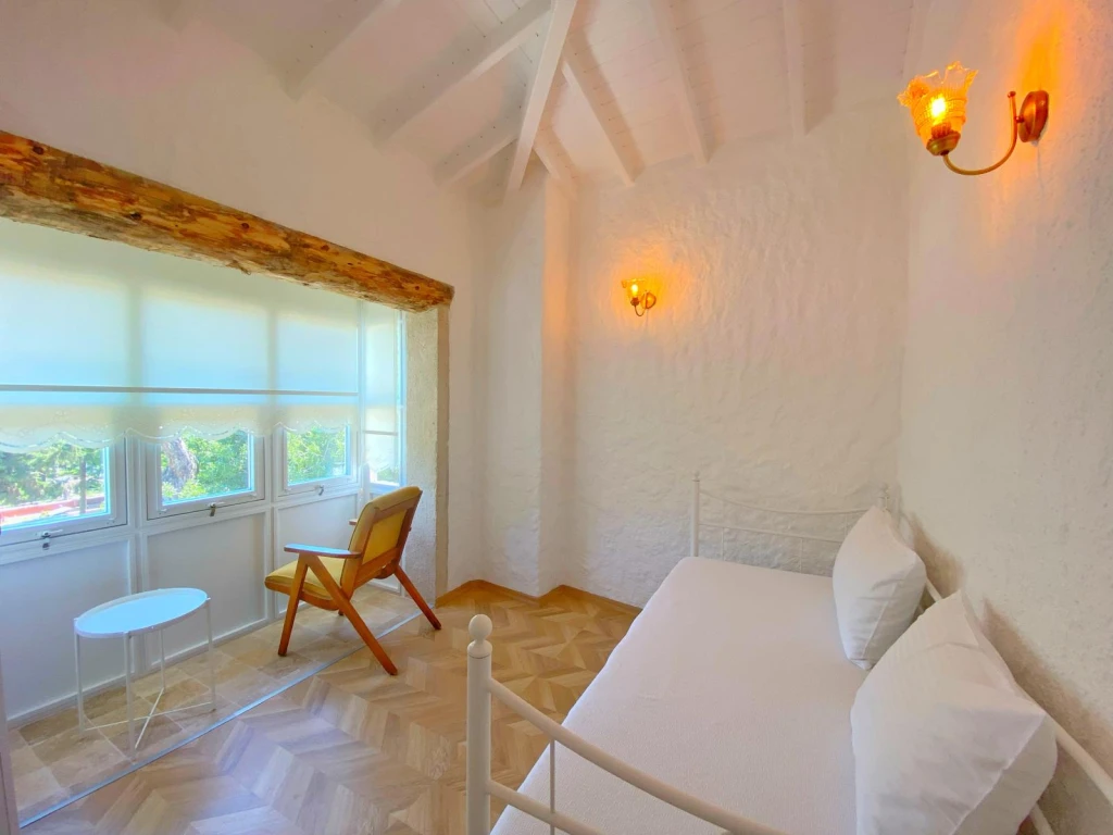 Alaçatı Çarşı içi 3 yatak odalı, havuzlu taş villa 5