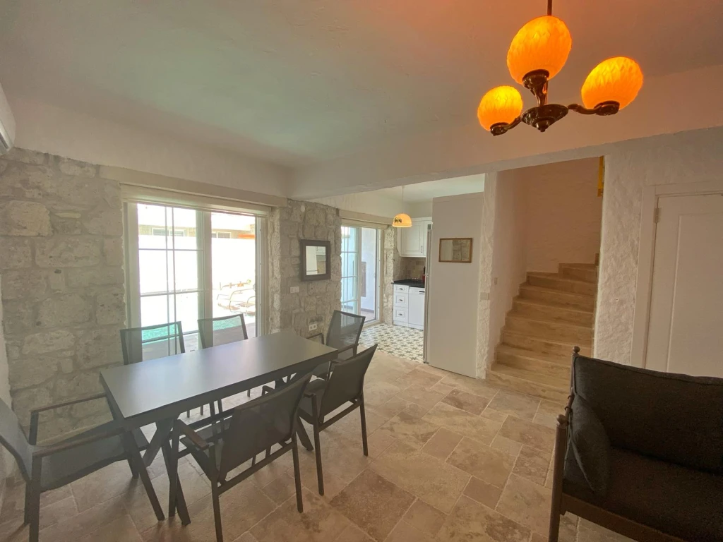 Alaçatı Çarşı içi 3 yatak odalı, havuzlu taş villa 5