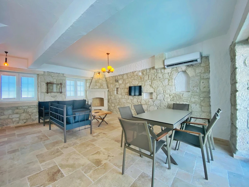 Alaçatı Çarşı içi 3 yatak odalı, havuzlu taş villa 5