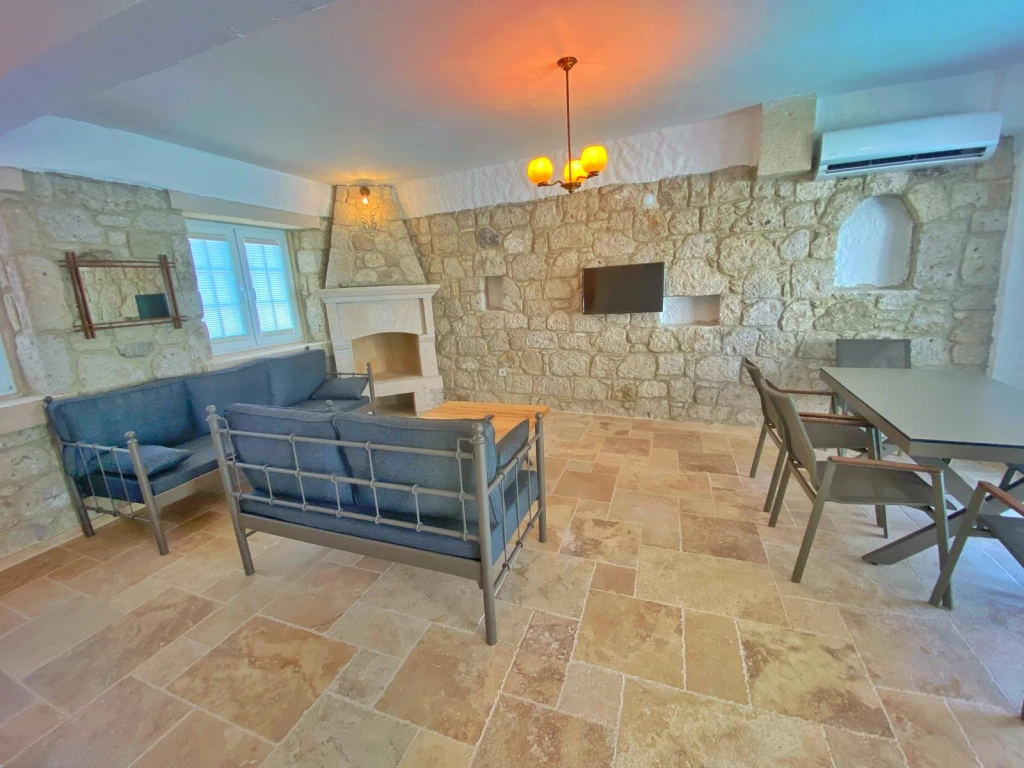 Alaçatı Çarşı içi 3 yatak odalı, havuzlu taş villa 5