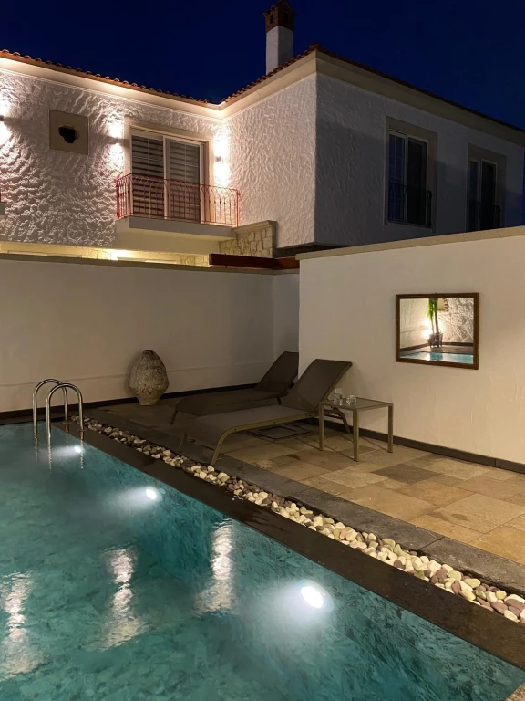 Alaçatı Çarşı içi 3 yatak odalı, havuzlu taş villa 5
