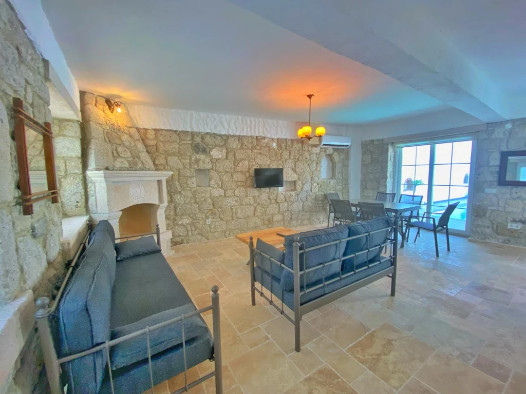 Alaçatı Çarşı içi 3 yatak odalı, havuzlu taş villa 5