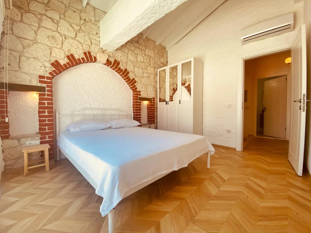 Alaçatı Çarşı içi 3 yatak odalı, havuzlu taş villa 5